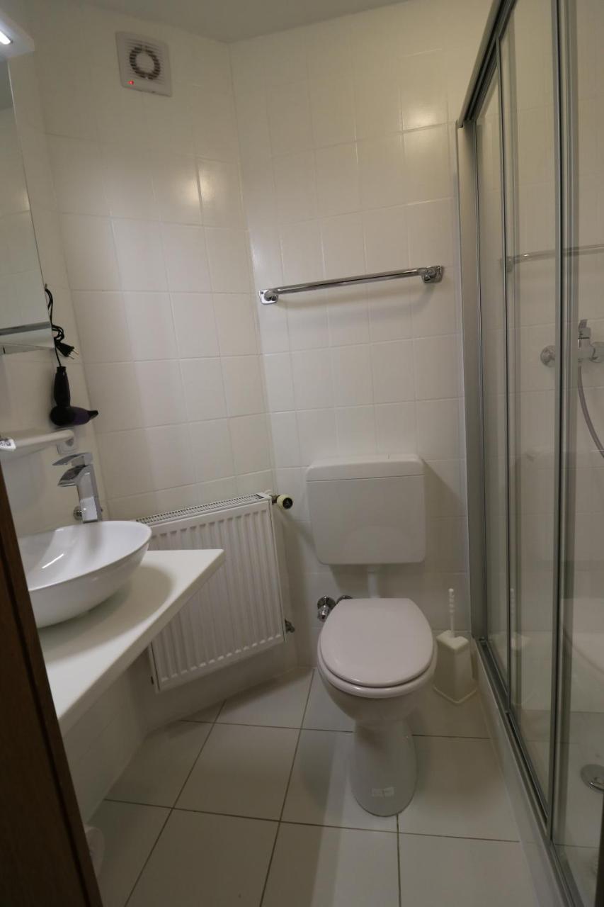 Single Room,746683901:JPEG